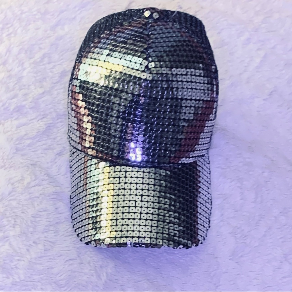 NEW SILVER SEQUINS CAP